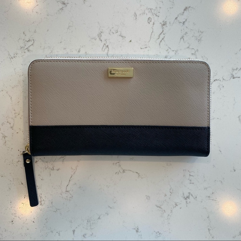 CLASSY KATE SPADE WALLET